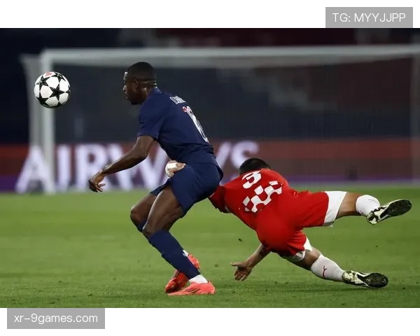 镜头记录：赫罗纳球员因一次鲁莽铲抢吃到红牌，彻底改变比赛攻防态势