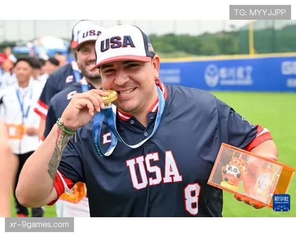 颁奖仪式：美国队队长从世界棒垒球总会主席手中接过冠军奖杯